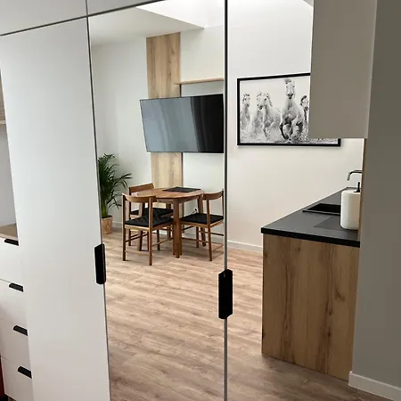 - Zwycieska Free Garage Apartment