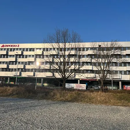 - Zwycieska Free Garage Apartment